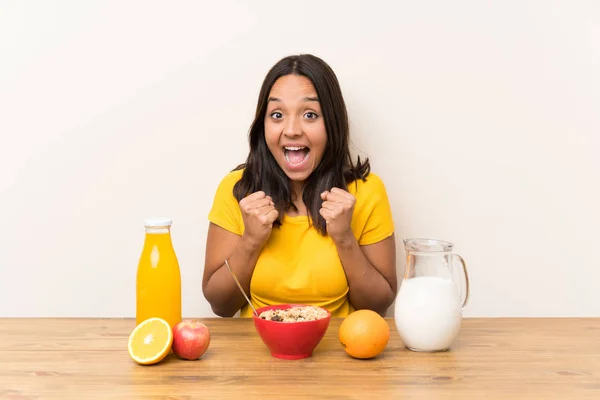 Junge Brünette Mädchen Mit Frühstücksmilch Feiert Einen Sieg — Stockfoto