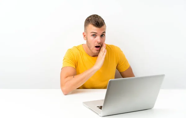 Jonge Blonde Man Een Tafel Met Een Laptop Fluisterend Iets — Stockfoto