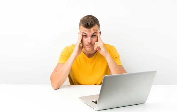 Jonge Blonde Man Een Tafel Met Een Laptop Ongelukkig Gefrustreerd — Stockfoto