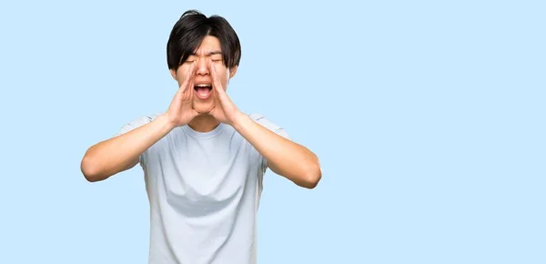 Homem Asiático Com Camisa Azul Gritando Anunciando Algo Sobre Fundo — Fotografia de Stock