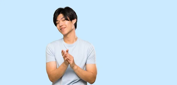 Asiatique Homme Avec Chemise Bleue Applaudissements Après Présentation Dans Une — Photo