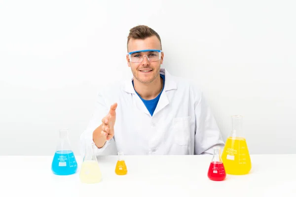 Młody Naukowiec Dużą Ilością Laboratoryjnego Uścisku Dłoni Dobrej Cenie — Zdjęcie stockowe