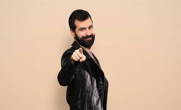 Hombre Guapo Con Barba Señala Con Dedo Con Una Expresión —  Fotos de Stock