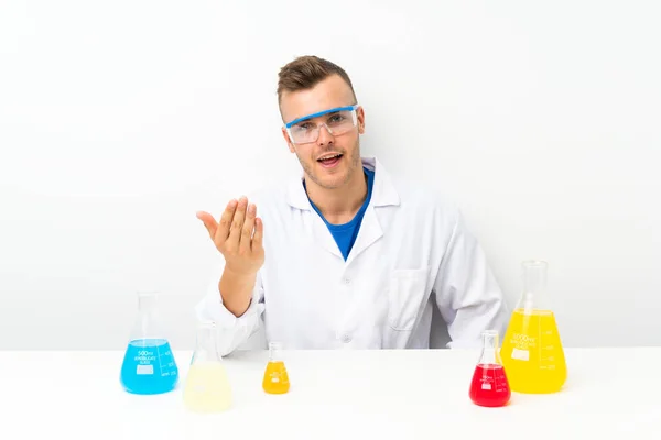 Junge Wissenschaftlerin Mit Vielen Laborflaschen Die Zum Kommen Einladen — Stockfoto