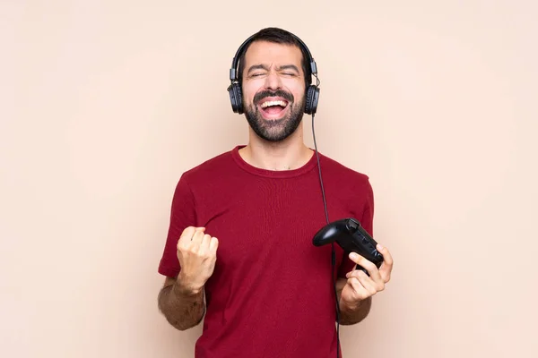 Mann Spielt Mit Videospielsteuerung Über Isolierte Mauer Und Schreit Mit — Stockfoto