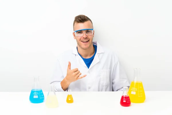 Junge Wissenschaftlerin Mit Vielen Laborkolben Die Handygeste Machen — Stockfoto