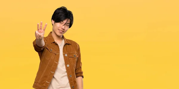 Asiatische Mann Mit Brauner Jacke Glücklich Und Zählen Drei Mit — Stockfoto
