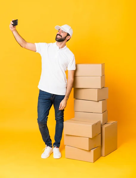 Tirador Cuerpo Entero Del Repartidor Entre Cajas Sobre Fondo Amarillo — Foto de Stock