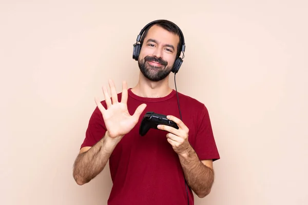 Mann Spielt Mit Videospiel Controller Über Isolierte Wand Und Zählt — Stockfoto