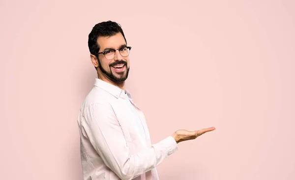 Bello Uomo Con Barba Che Presenta Idea Mentre Guarda Sorridente — Foto Stock