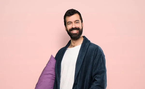 Hombre Con Barba Pijama Sonriendo Sobre Fondo Rosa Aislado — Foto de Stock