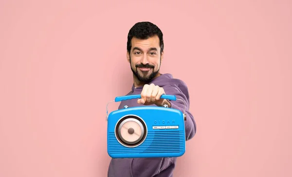 Schöner Mann mit Sweatshirt und Radio — Stockfoto