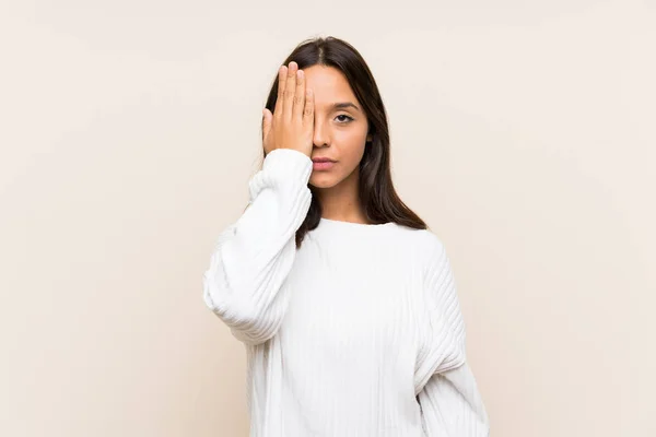 Jovem Morena Com Suéter Branco Sobre Fundo Isolado Cobrindo Olho — Fotografia de Stock