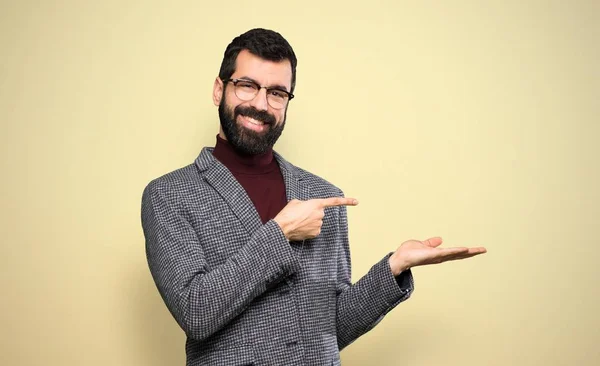 Bonito Homem Com Óculos Segurando Copyspace Imaginário Palma Mão Para — Fotografia de Stock