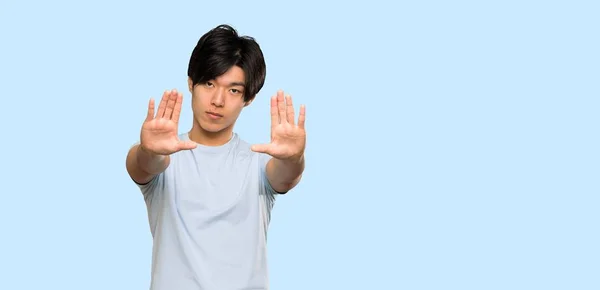 Asiatischer Mann Mit Blauem Hemd Macht Stop Geste Und Enttäuscht — Stockfoto