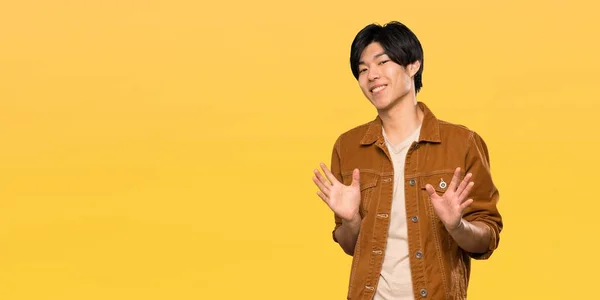 Asiatischer Mann Mit Brauner Jacke Lächelt Über Gelbem Hintergrund — Stockfoto
