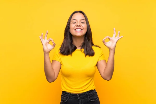 Jovem Morena Sobre Fundo Isolado Pose Zen — Fotografia de Stock