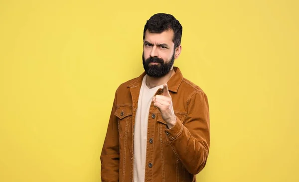 Bonito Homem Com Barba Frustrada Apontando Para Frente — Fotografia de Stock