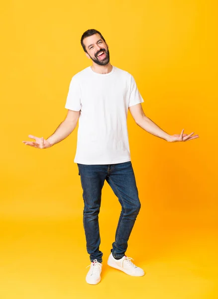 Tiro Comprimento Total Homem Com Barba Sobre Fundo Amarelo Isolado — Fotografia de Stock