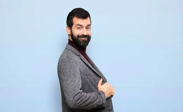 Glücklicher Gutaussehender Mann Mit Bart Vor Isoliertem Blauen Hintergrund — Stockfoto