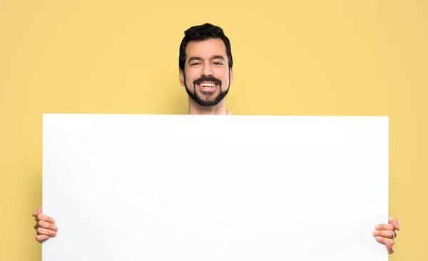 Bonito Homem Com Barba Segurando Cartaz Vazio Sobre Fundo Amarelo — Fotografia de Stock