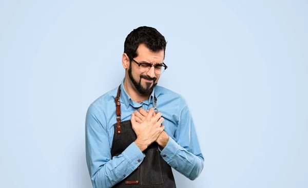 Homem Com Avental Tendo Uma Dor Coração Sobre Fundo Azul — Fotografia de Stock