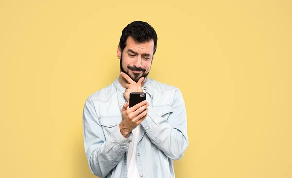 Schöner Mann Mit Bart Denkt Und Sendet Eine Botschaft Über — Stockfoto
