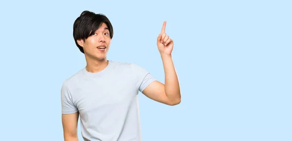 Asijský Muž Modrým Tričkem Úmyslem Realizuje Řešení Zároveň Zvedne Prst — Stock fotografie