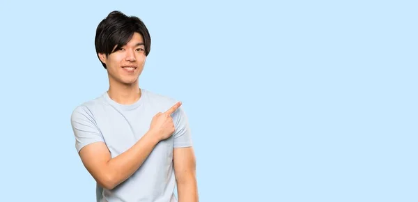 Homem Asiático Com Camisa Azul Apontando Para Lado Para Apresentar — Fotografia de Stock