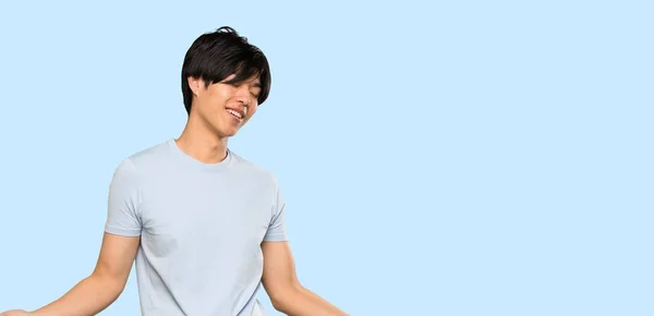 Asiatico Uomo Con Blu Camicia Sorridente Oltre Isolato Blu Fondo — Foto Stock