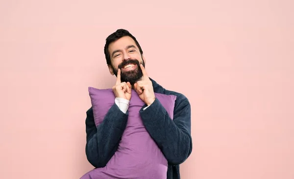 Muž Vousy Pyžamu Usmívá Veselým Příjemným Výrazem Přes Izolované Růžové — Stock fotografie