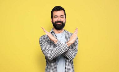 Hiçbir hareketi yapma sakallı yakışıklı adam