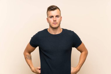 Genç, sarışın, soyutlanmış, öfkeli bir adam.