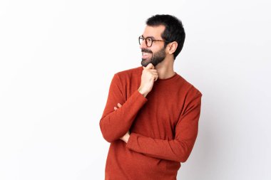 Sakallı, beyaz arka planda beyaz tenli, beyaz saçlı yakışıklı bir adam.