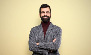 Gözlüklü ön konumda geçti silah tutmak yakışıklı adam