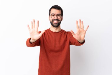 Sakallı, beyaz arka planda beyaz tenli, beyaz tenli, beyaz, beyaz, parmaklı, beyaz saçlı, yakışıklı bir adam.