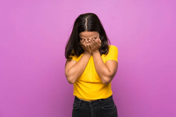 Junges Brünettes Mädchen Mit Müdem Und Krankem Gesichtsausdruck — Stockfoto