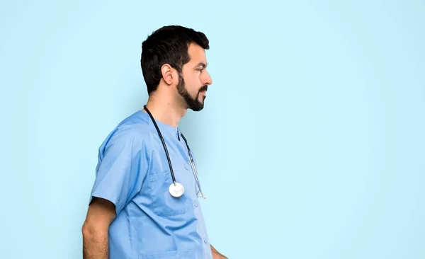 Medico chirurgo uomo a piedi — Foto Stock