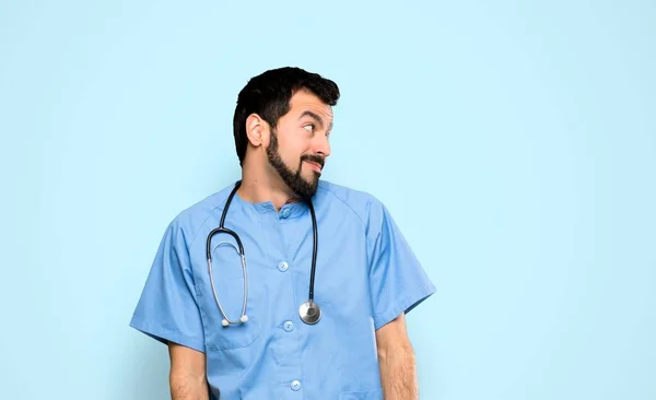 Cirurgião Médico Homem Fazendo Dúvidas Gesto Olhando Lado Sobre Fundo — Fotografia de Stock