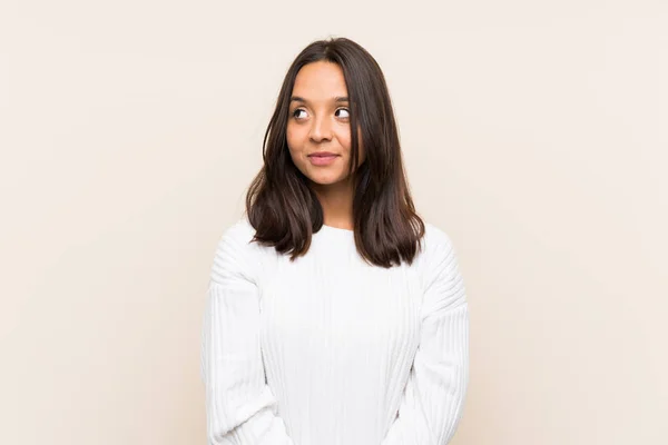 Jonge Brunette Vrouw Met Witte Trui Geïsoleerde Achtergrond Staan Kijken — Stockfoto