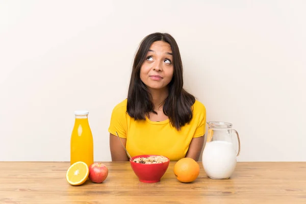 Junges Brünettes Mädchen Beim Frühstück Milch Lachen Und Nach Oben — Stockfoto