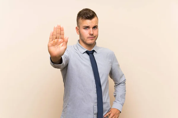 Joven Hombre Negocios Rubia Sobre Fondo Aislado Haciendo Gesto Parada — Foto de Stock