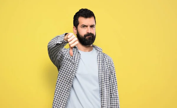 Homem Bonito Com Barba Mostrando Polegar Para Baixo Com Expressão — Fotografia de Stock