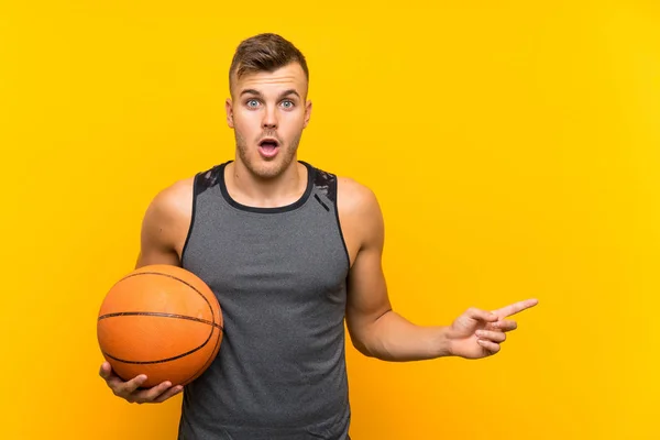 Joven Guapo Hombre Rubio Sosteniendo Una Pelota Cesta Sobre Fondo —  Fotos de Stock