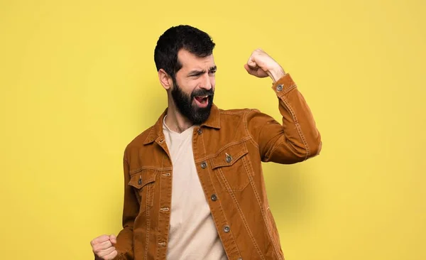 Homem Bonito Com Barba Celebrando Uma Vitória — Fotografia de Stock