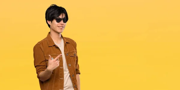 Asiatischer Mann Mit Brauner Jacke Mit Brille Und Einem Lächeln — Stockfoto