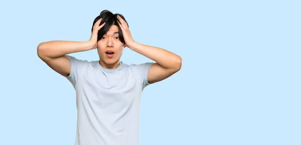 Asiatischer Mann Mit Blauem Hemd Mit Überraschendem Gesichtsausdruck Über Isoliertem — Stockfoto