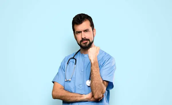Lekarz Chirurg Człowiek Gniewnym Gestem Odizolowanym Niebieskim Tle — Zdjęcie stockowe