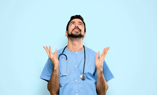 Chirurg Lekarz Człowiek Sfrustrowany Złą Sytuacją Odizolowanym Tle Niebieski — Zdjęcie stockowe
