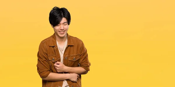 Aziatische Man Met Bruine Jas Glimlachend Veel Geïsoleerde Gele Achtergrond — Stockfoto